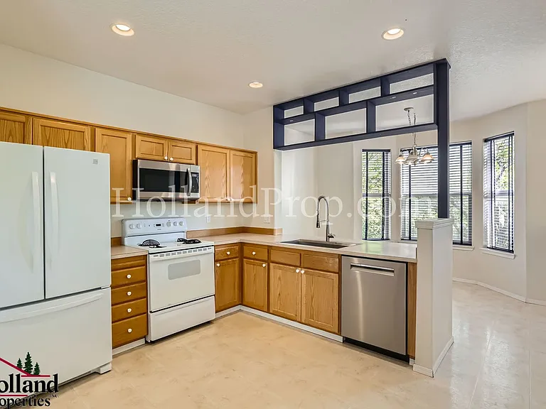 222 NE 76th Ave — Photo 11