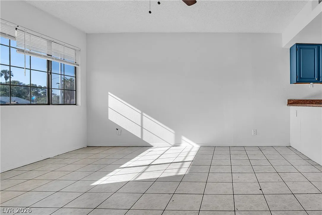 3 bed, 2.0 bath, 4108 sqft, $1,300 — Photo 2