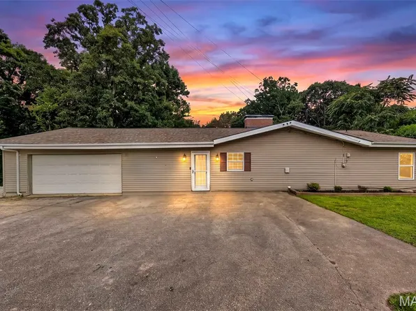 2300 Darla Dr, High Ridge, MO 63049