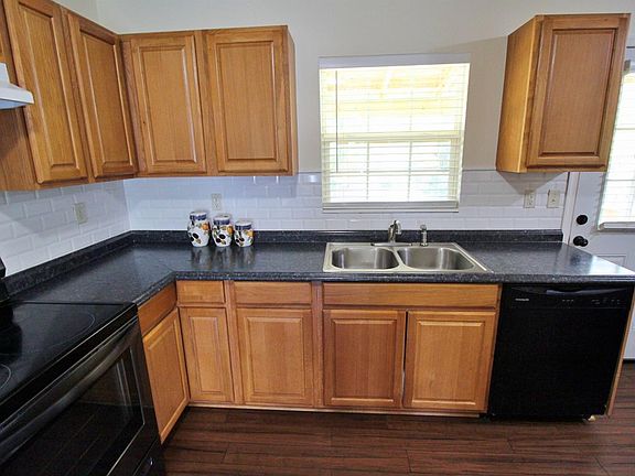5th image of 395 Woodline Dr