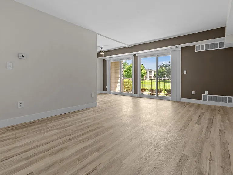 Sunnymede Apartments - Troy, MI — Photo 13