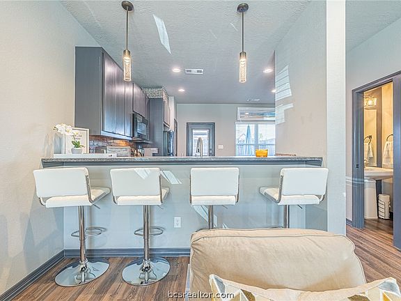 5th image of 1451 Associates Ave #204