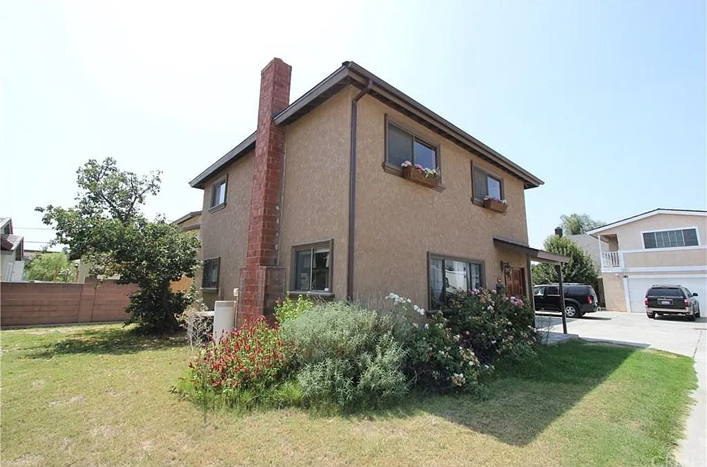 4 bed, 2.5 bath, 2000 sqft, $4,400 — Photo 1