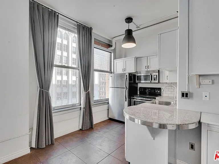 215 W 7th St #811 — Photo 16
