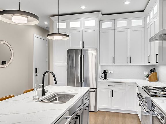 4th image of 1066 N Paulina St APT 2