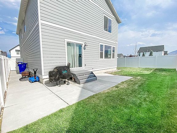 2nd image of 519 S Valkyries Ln