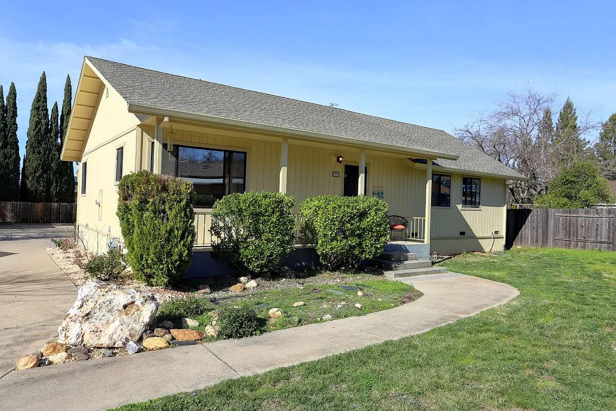 1219 Taylor Ln photo 1