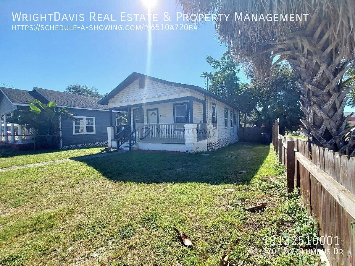 Spacious 3/1 Tampa Home with Large Fenced Backyard — Photo 2