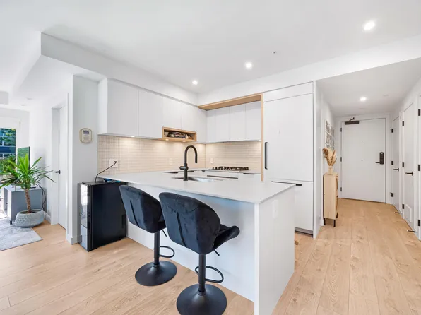 2520 Guelph St #221, Vancouver, BC V5T 4T4