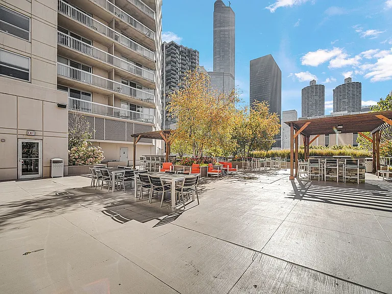 545 N Dearborn St #3006 — Photo 21
