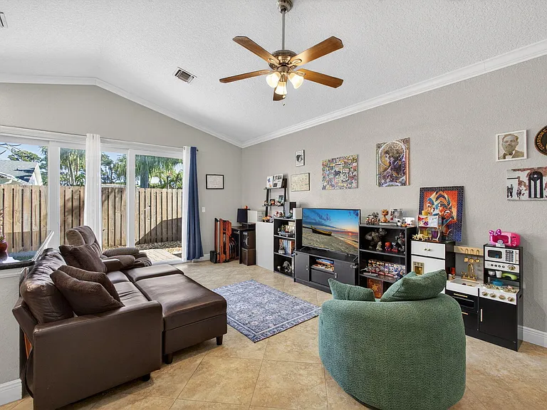 3125 Shelby Way — Photo 7