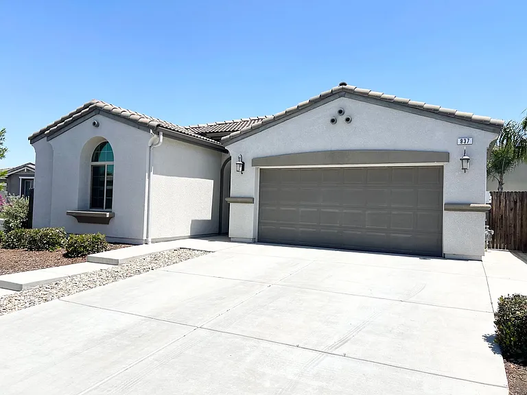 937 Lindsay Ln — Photo 2