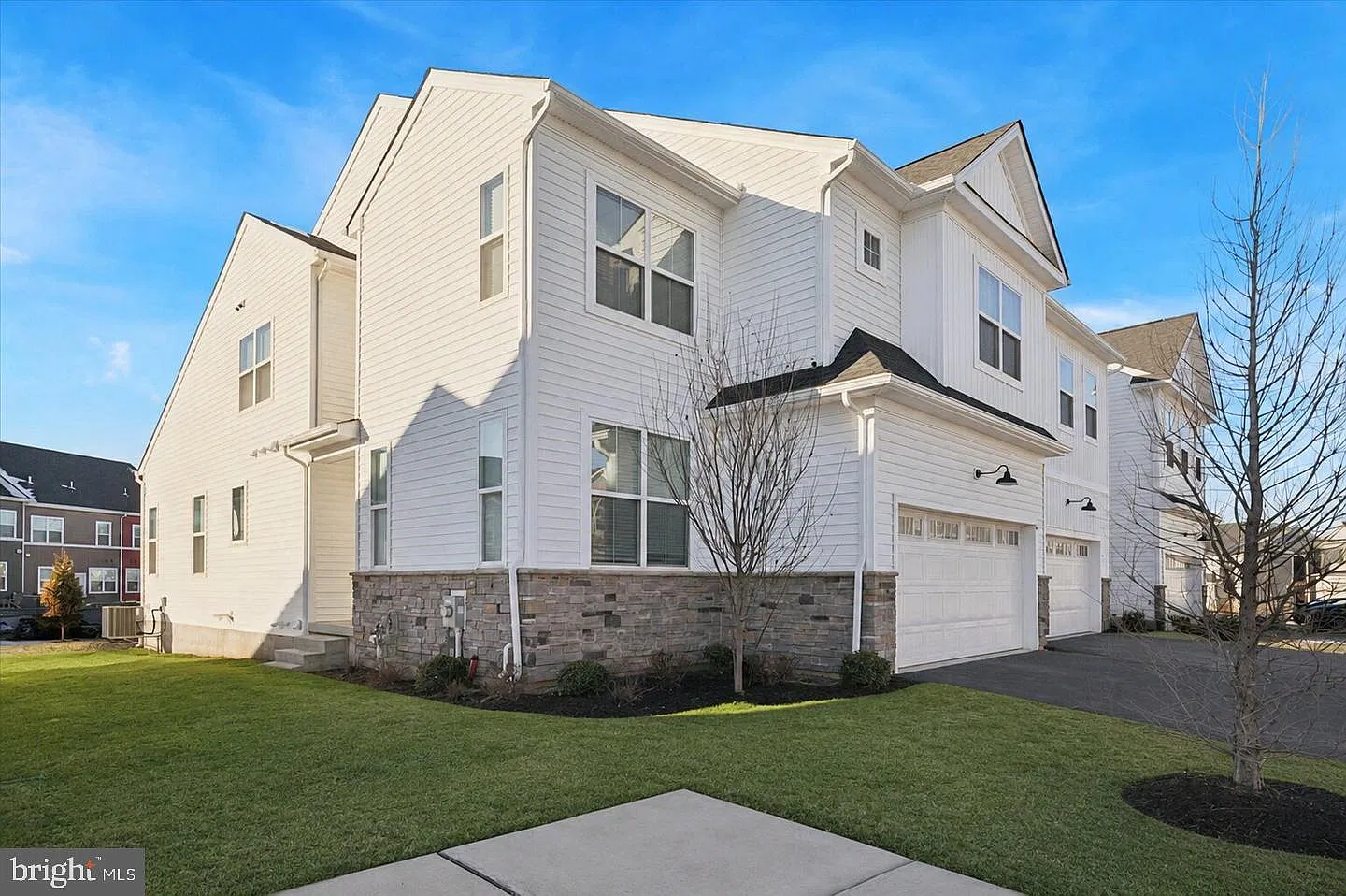 4 bed, 4.5 bath, 3662 sqft, $5,300 — Photo 1