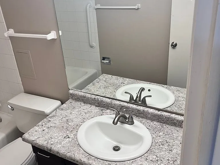 Bristol Square Apartments — Photo 64