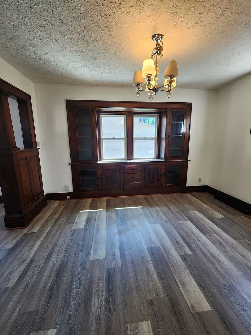 Beautifully Update 4 Bedroom House For Rent in Firestone Park — Photo 4