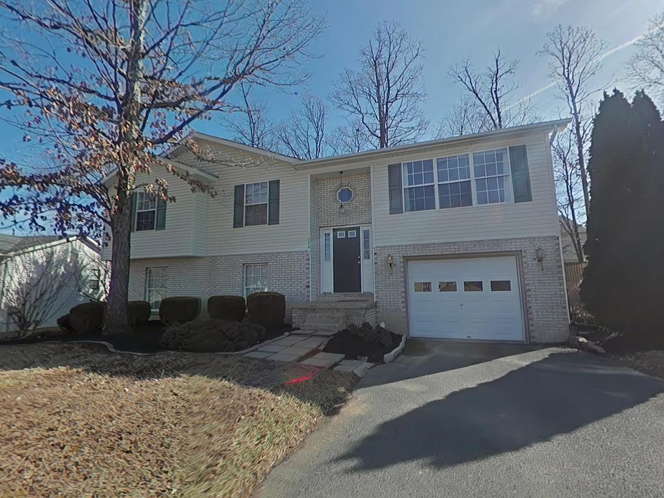 1st image of 128 Rebecca Dr