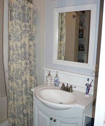 Updated Bath w/Gleaming Tile