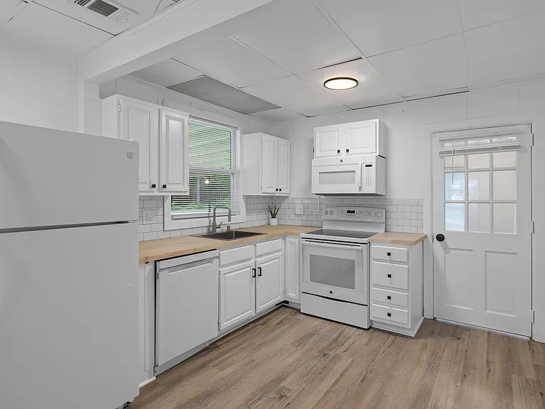 full kitchen (appliances included)