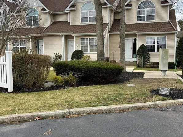 18 Heckscher Spur Drive #18, East Islip, NY 11730