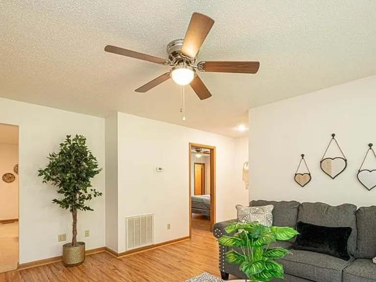 405 N Center St — Photo 4