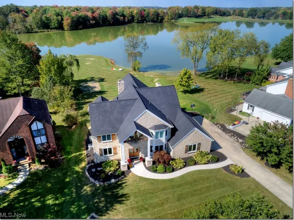 56 Lake Forest Dr, Hudson, OH 44236