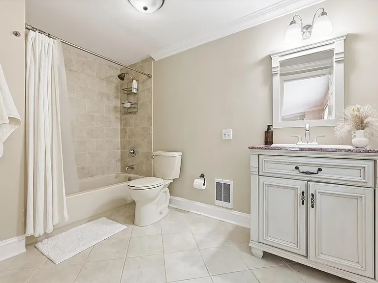 113 E Cedar St — Photo 8
