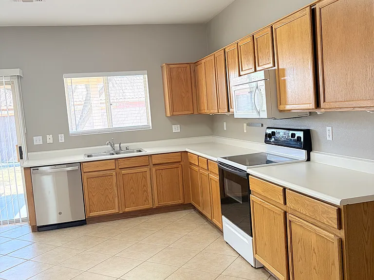 1042 E Canyon Way — Photo 12