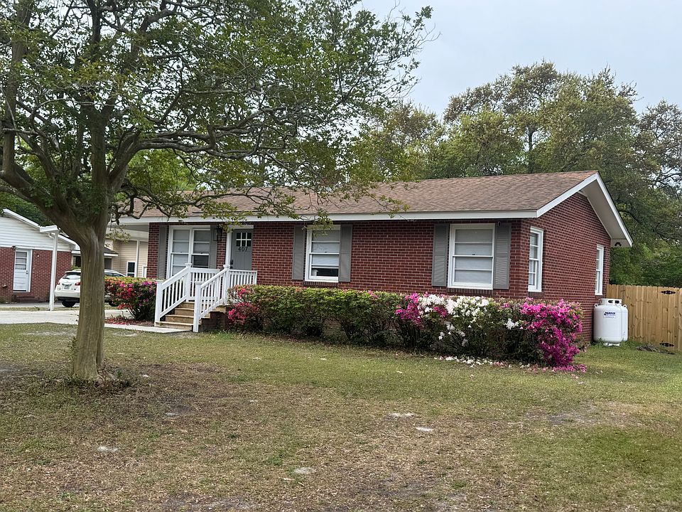 1st image of 407 Pine Hills Dr