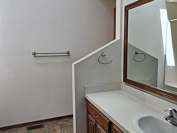 4th image of 2104 Oxford Dr