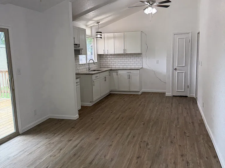 Kitchen / Breakfast Area