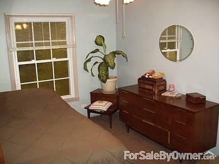 Master bedroom : w/walk-in closet