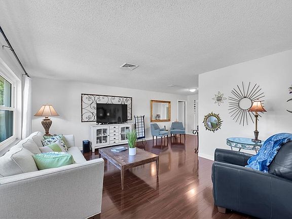 5th image of 25 Harbor Woods Cir