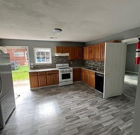 5th image of 4402 Highland Rd