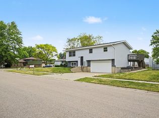 651 Michigan Ave, South Elgin, IL 60177