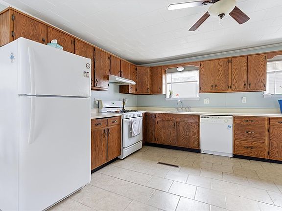 5th image of 205 E Oak St