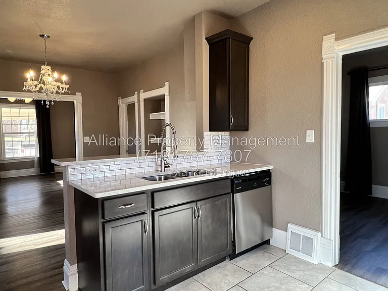 743 N Walnut St — Photo 11