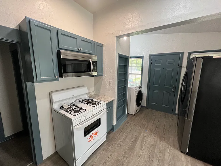 210 E Johnson St — Photo 11