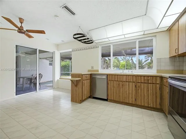 920 NW 92nd Ave — Photo 3