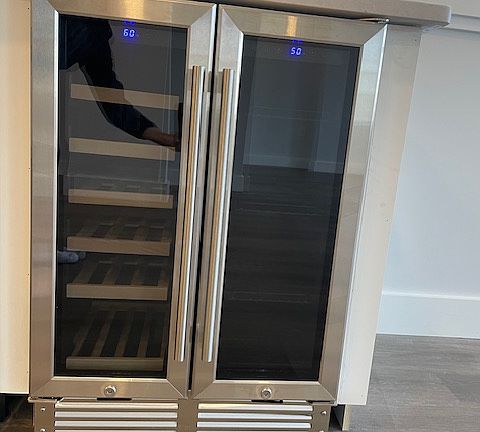 Dual-zone beverage center.