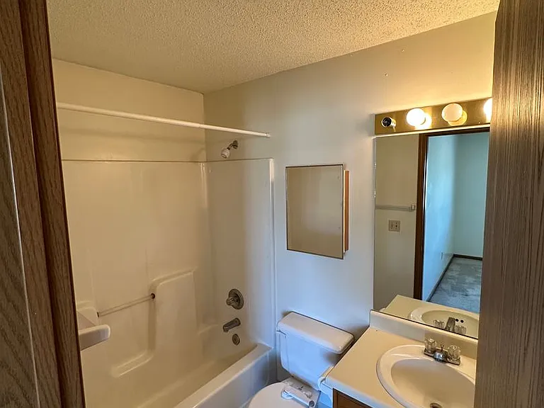 36 Plex - Village Green Apartments — Photo 18