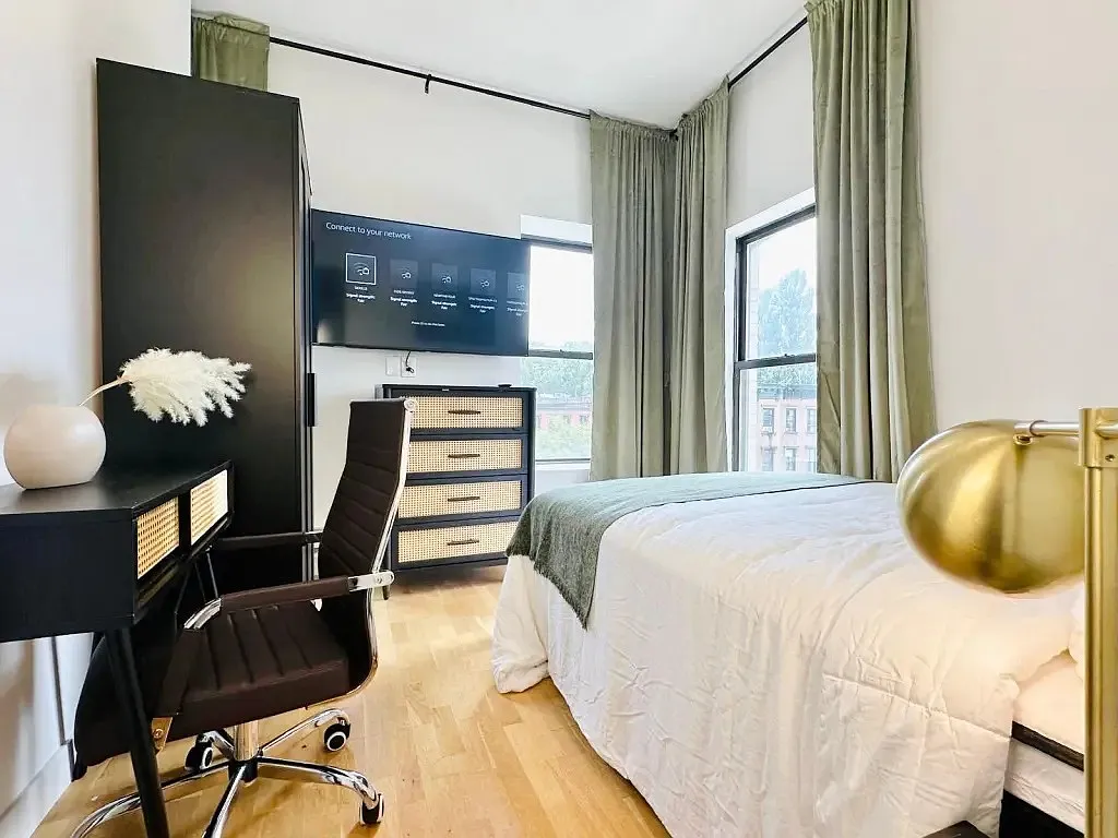 4 bed, 4.0 bath, 1200 sqft, $1,500 — Photo 2