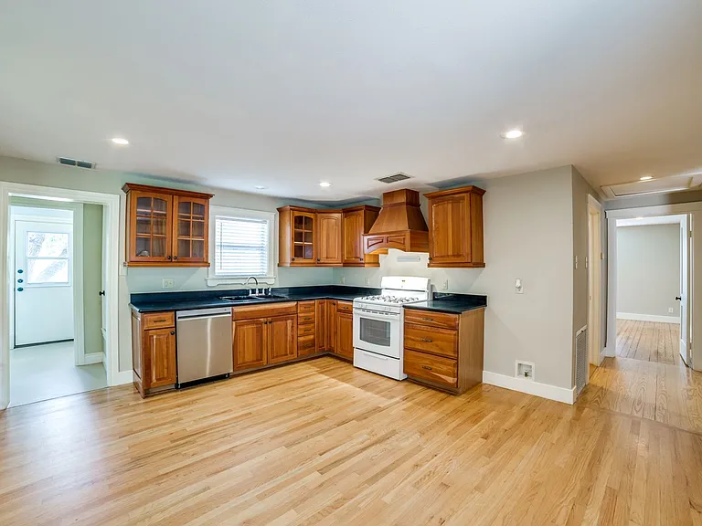 208 S Winston Ln — Photo 10