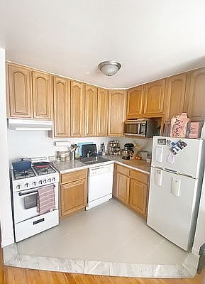 4th image of 422 E 10th St #4B