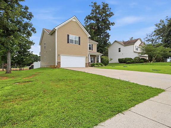 3rd image of 806 Silverhill Dr