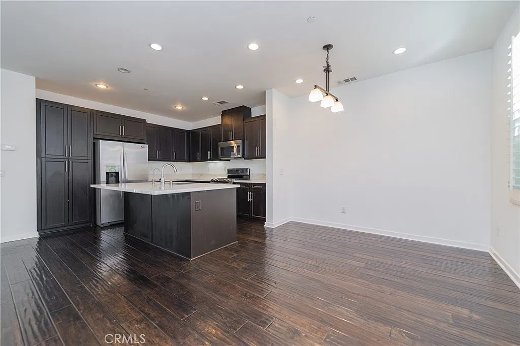 3 bed, 2.5 bath, 1749 sqft, $4,450 — Photo 4