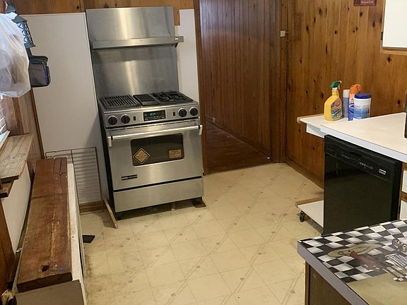 4th image of 1140 Beech St
