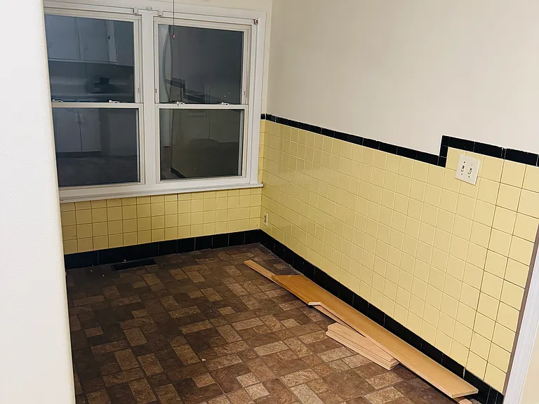 631 Center St — Photo 2