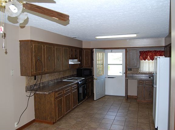 Huge Kitchen w/new floors