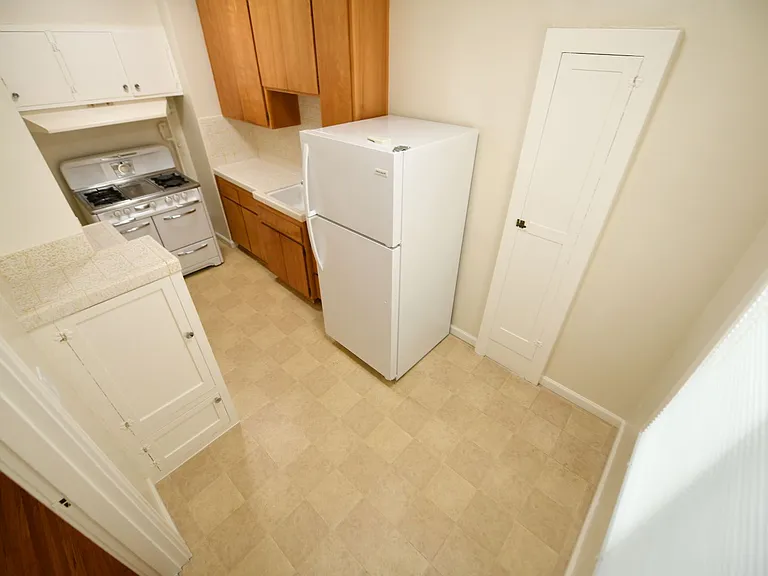 832 York St — Photo 14