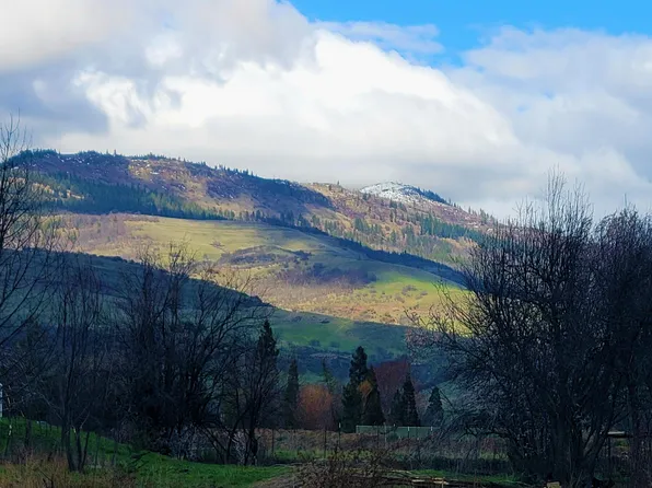 129 Orchard Ln, Ashland, OR 97520